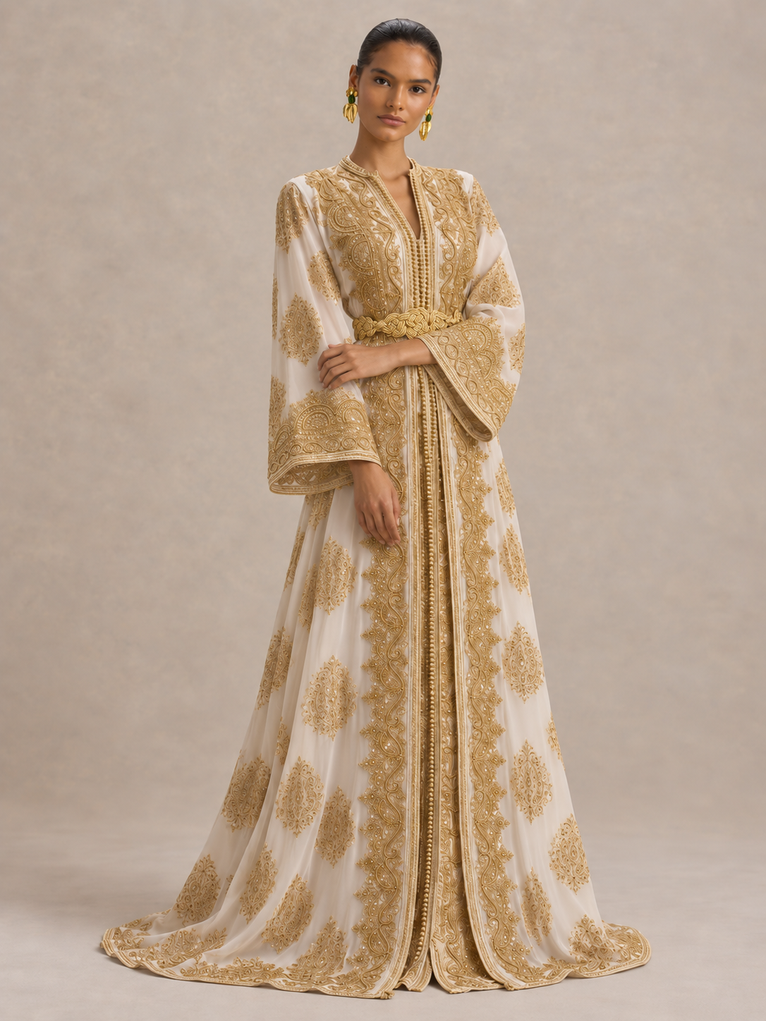 Weiß-goldener Kaftan