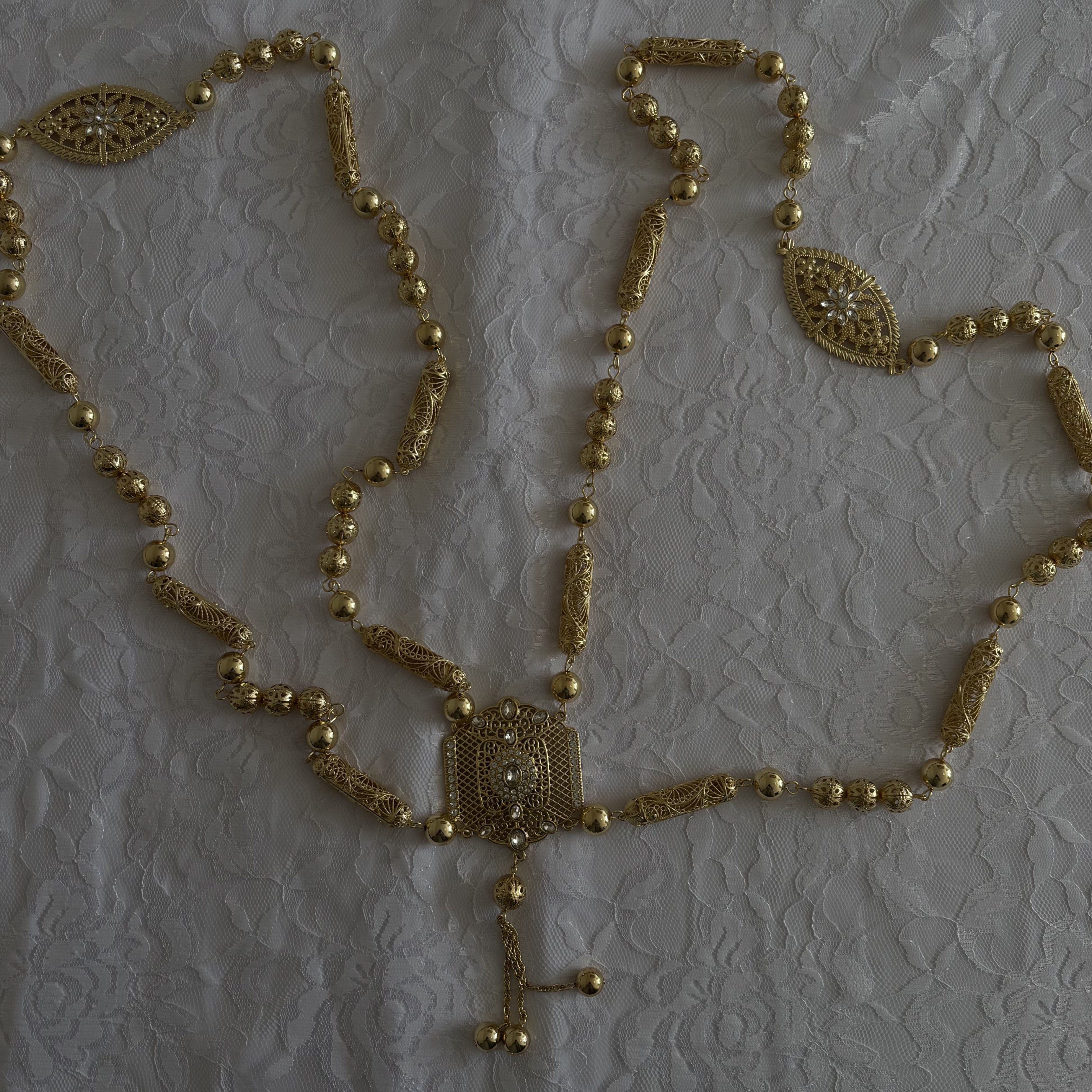 Bijou de Dos Caftan – Raffinement Oriental