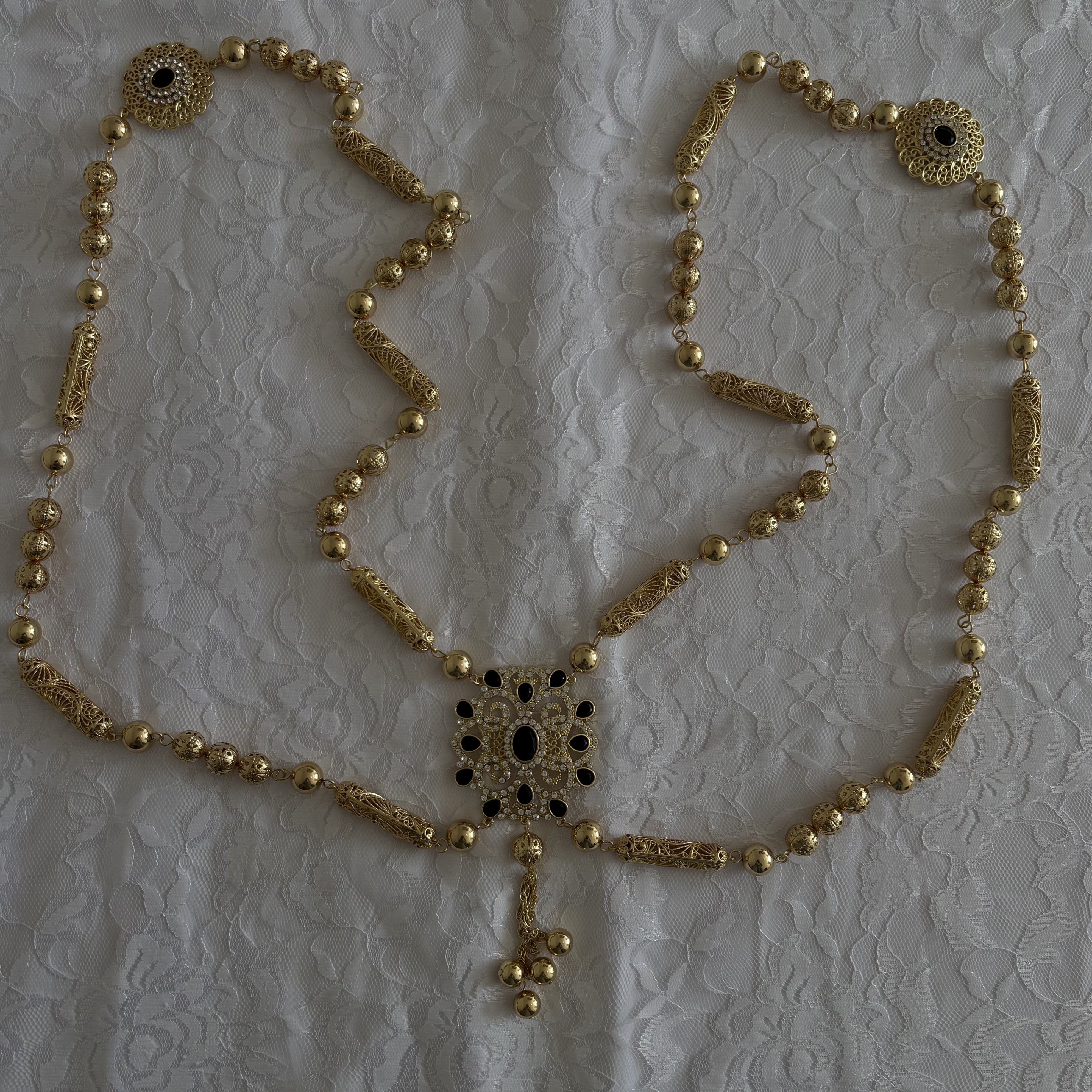 Bijou de Dos Caftan – Raffinement Oriental