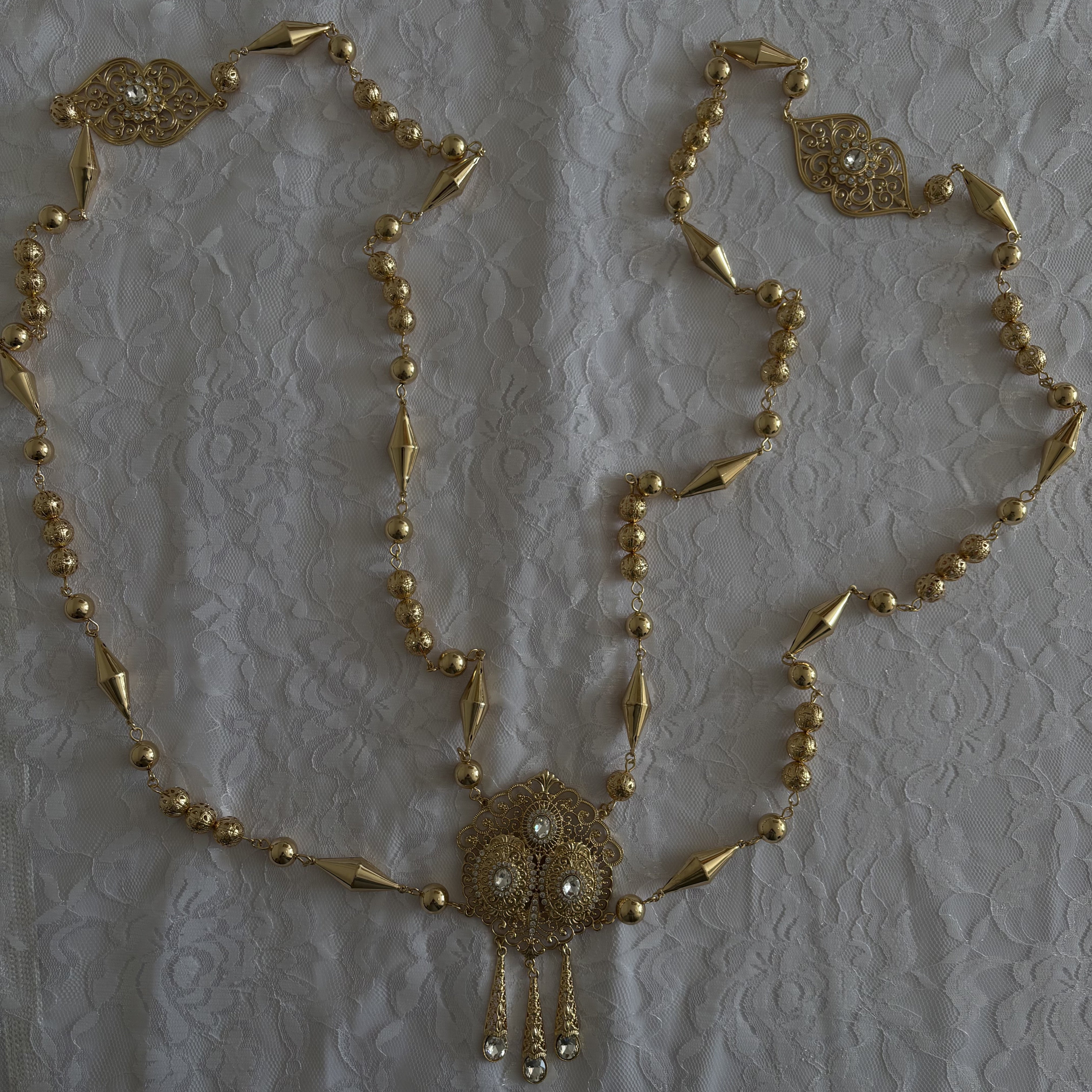 Bijou de Dos Caftan – Raffinement Oriental