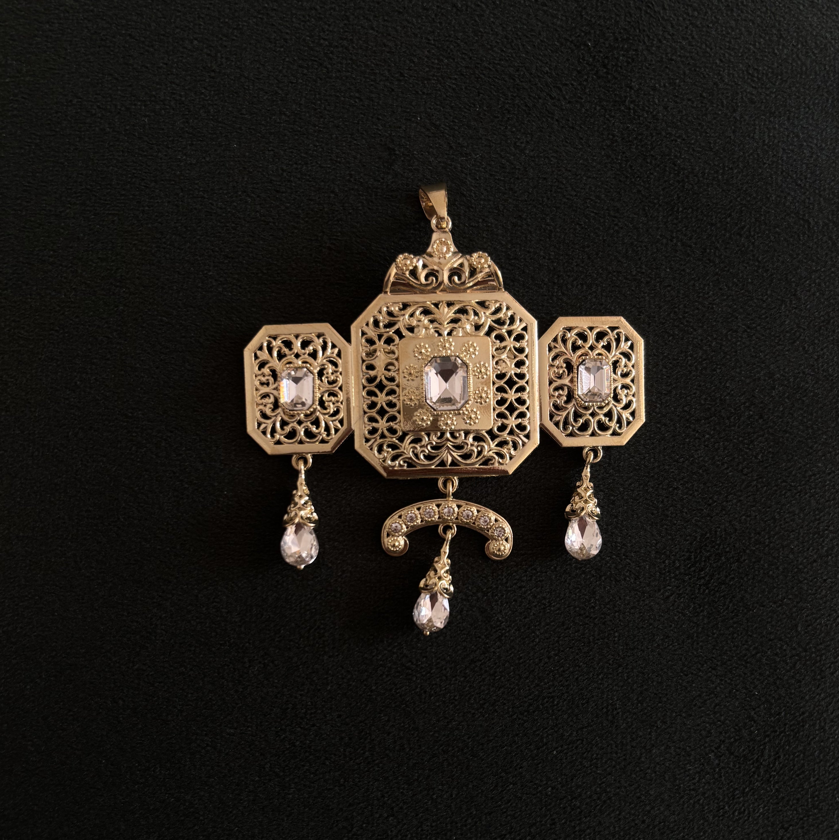 Broche Caftan – Élégance Orientale