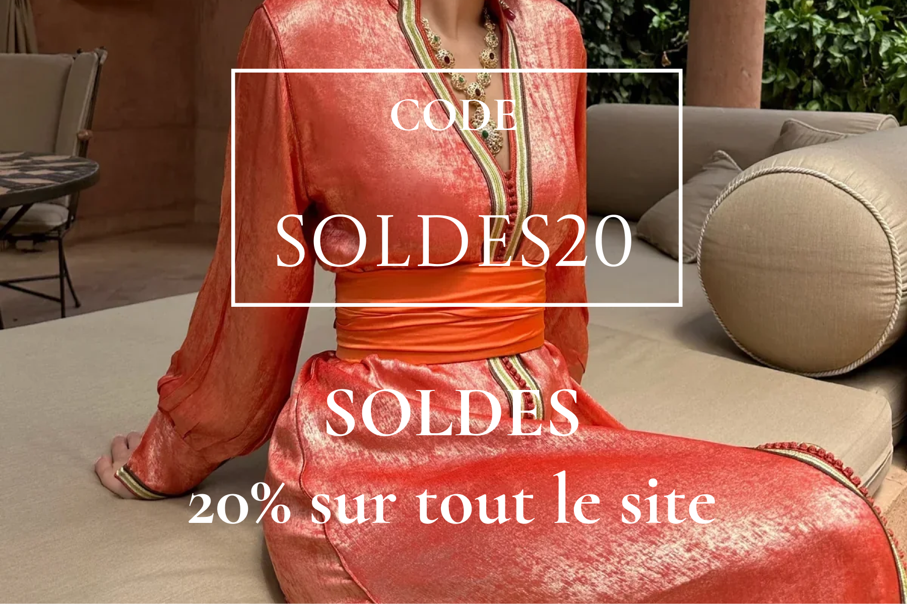Caftan marocain en velours rouge-orange avec broderies dorées - Caftania  Paris